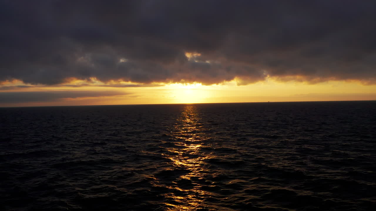 Luftaufnahme über dem Ozean in Laguna Beach, Kalifornien, beim ausklingenden Sonnenuntergang