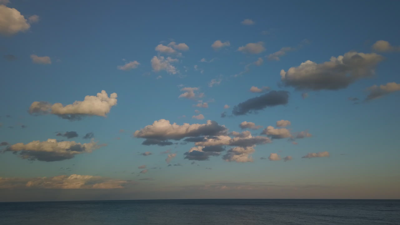 잔잔한 온타리오 호수와 먼 수평선의 넓은 설정 느린 팬