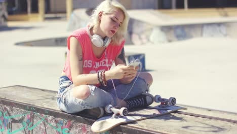 joven rubia de moda en un parque de patinaje