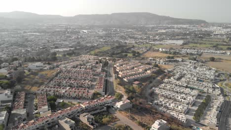 vista aérea de la zona residencial junto a la región de la colina en alta california, méxico
