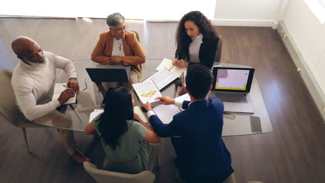 estrategia, nuevas empresas o personas de negocios en la reunión