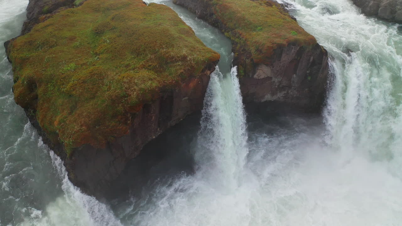 primer plano de una de las cascadas de godafoss en el norte de islandia