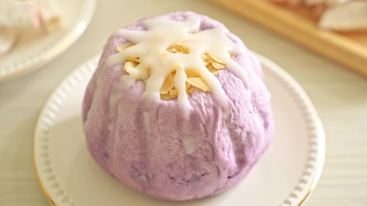 설탕 크림 과 견과류 를 은