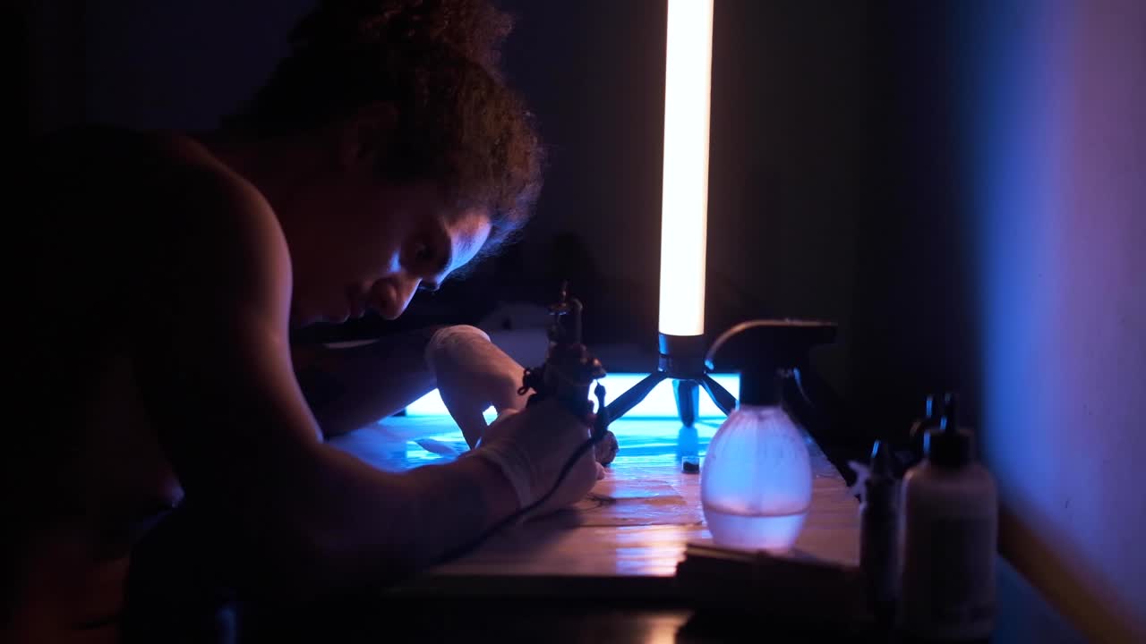 Tattooist learning to make tattoo
