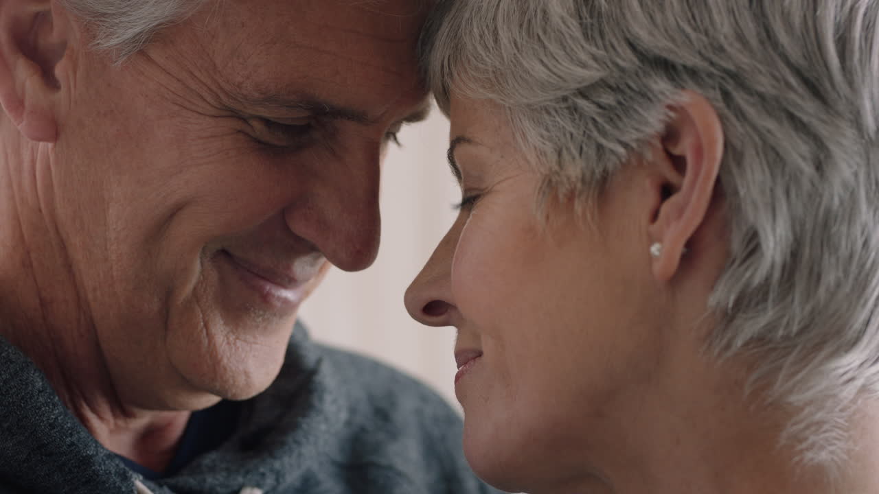 행복한 성숙한 커플이 포옹하고 로맨틱한 연결을 공유하고 긴 관계를 즐기고 은퇴를 함께 포용합니다 4k 영상