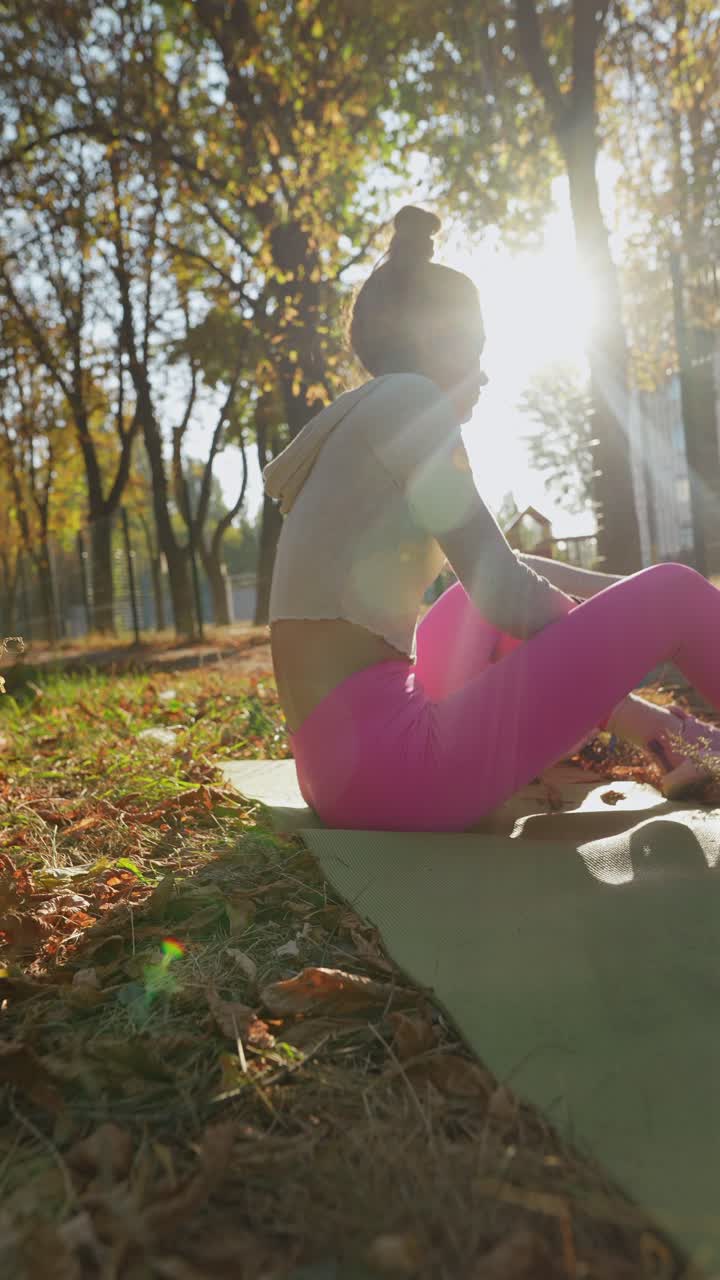 mujer practicando yoga al aire libre en el parque de otoño