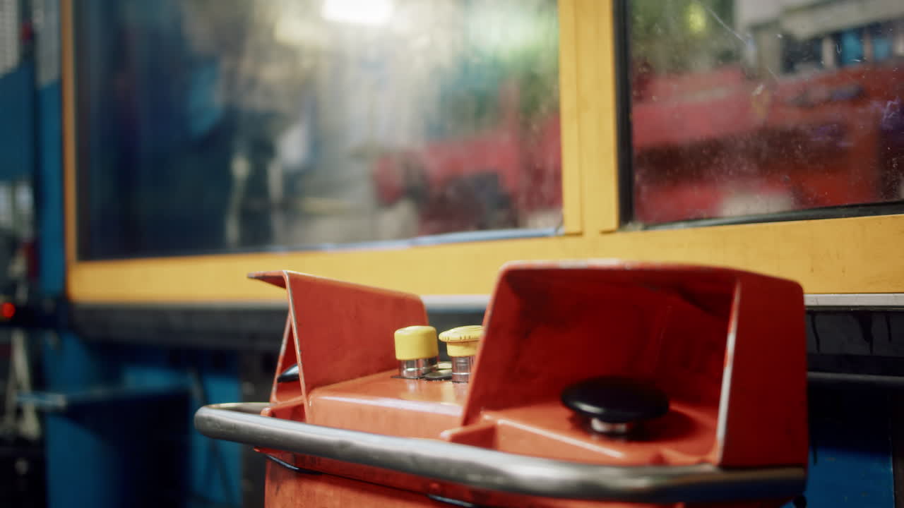 보호 유리를 들어 올리고 유지 보수를 위해 큰 수압 프레스를 열고 있습니다.