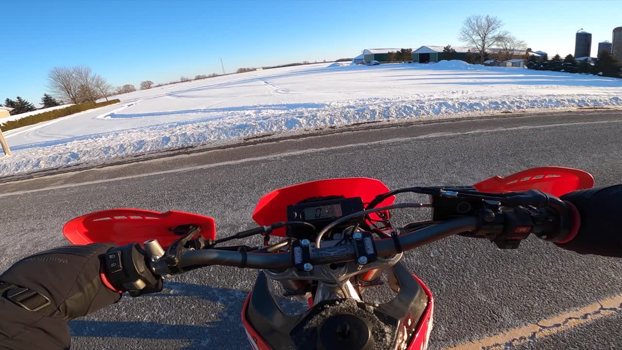 pov de moto de nieve cruzando la calle y mirando a ambos lados
