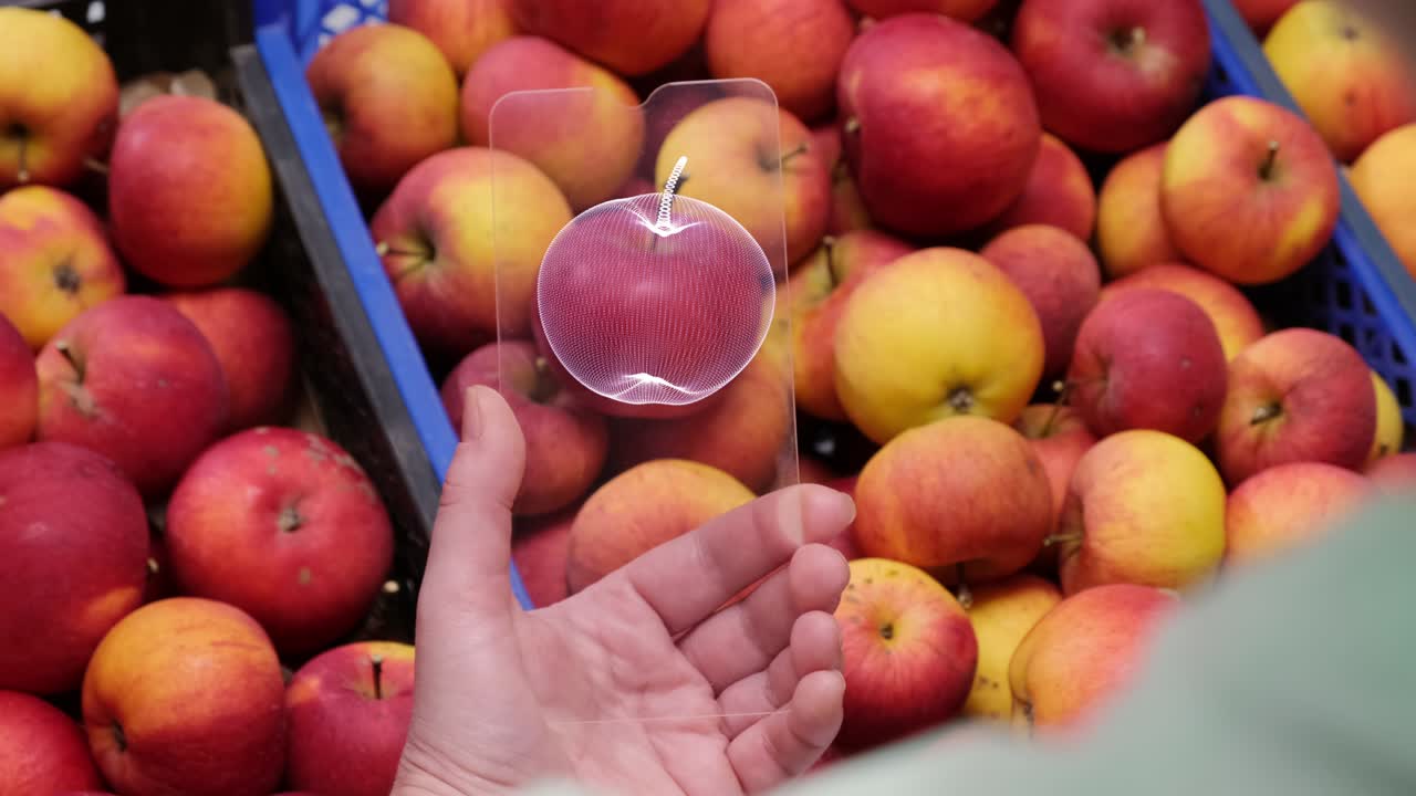 여성은 슈퍼마켓에서 과일과 채소를 구매하기 전에 나이트레이트 테스트를 사용합니다. 미래의 비접촉 측정 장치에서 인간의 손이 시장에서 사과를 스캔합니다. 화면은 나쁜 결과를 보여줍니다.