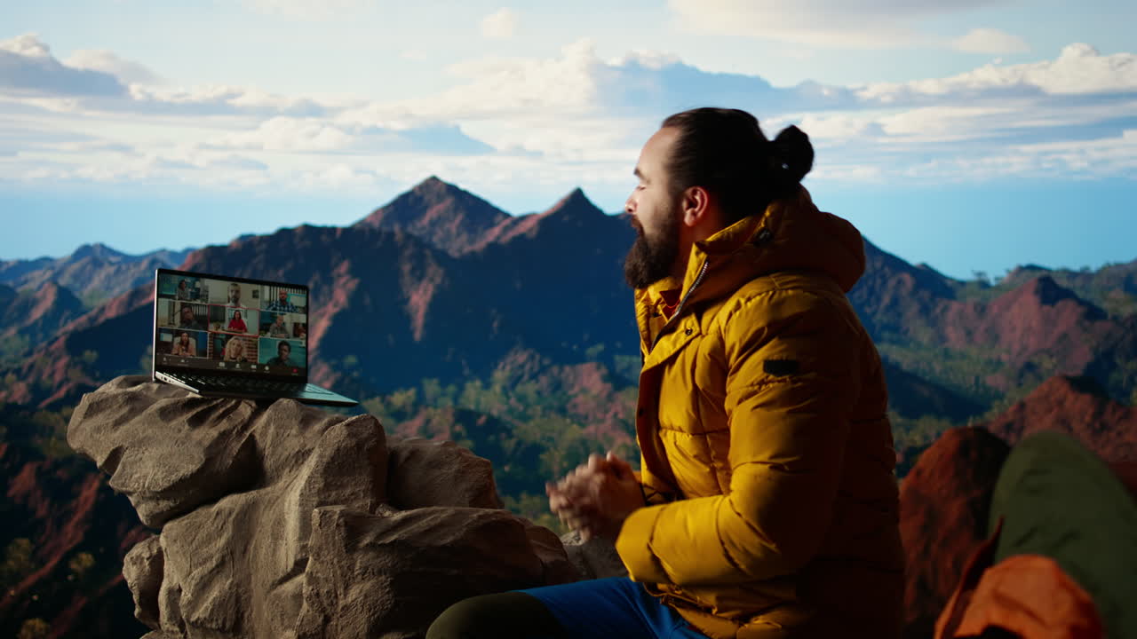 buscador de aventuras que tiene internet en todas partes y utiliza la discusión por videoconferencia