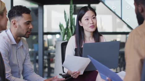 Video-Einer-Asiatischen-Geschäftsfrau,-Die-Bei-Einem-Bürotreffen-Mit-Verschiedenen-Kollegen-Spricht