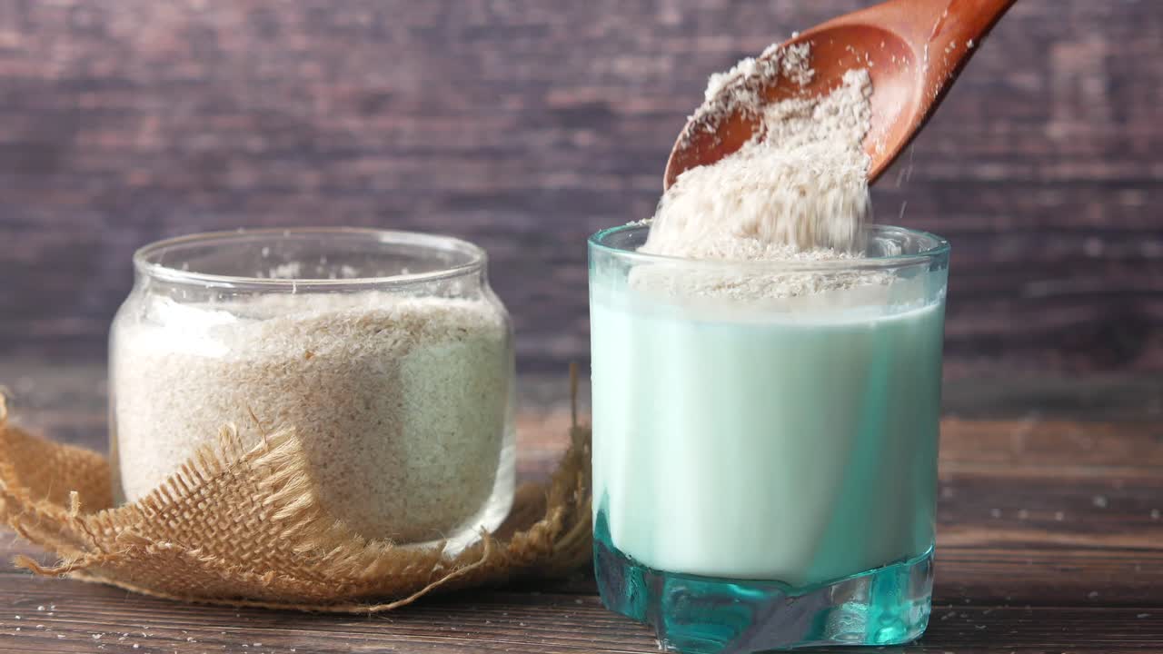 psyllium 질 음료를 준비