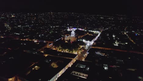 el centro de atlixco puebla iluminado con luces de navidad