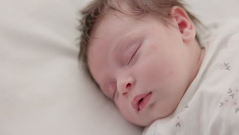 bebé, dormir y cama de la habitación del niño con la mañana