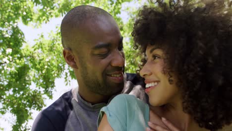 Feliz-Pareja-De-Raza-Mixta-Disfrutando-En-El-Jardín-Durante-Un-Día-Soleado