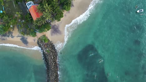 toma aérea desde el mar, a lo largo de un muelle, a un pueblo costero