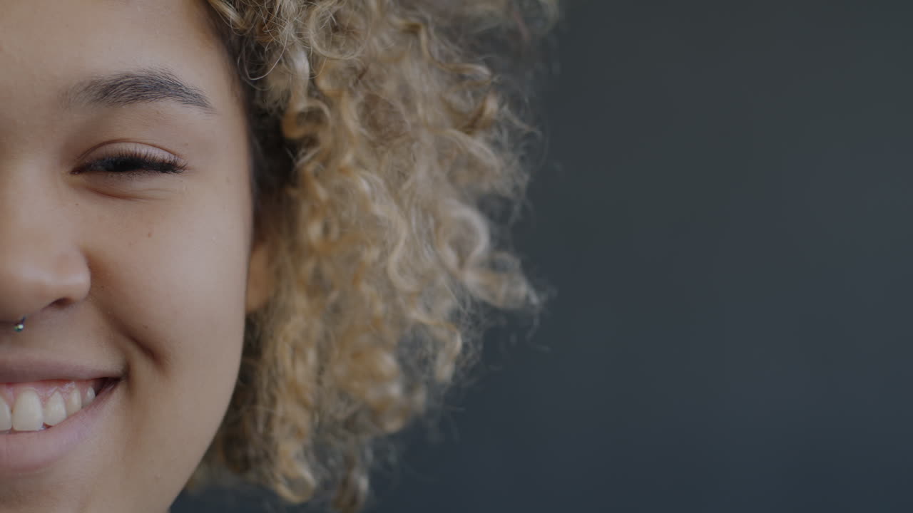 Smilende kvindeportræt