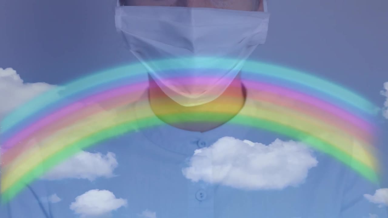 arco iris y cielo azul contra una mujer con una máscara facial