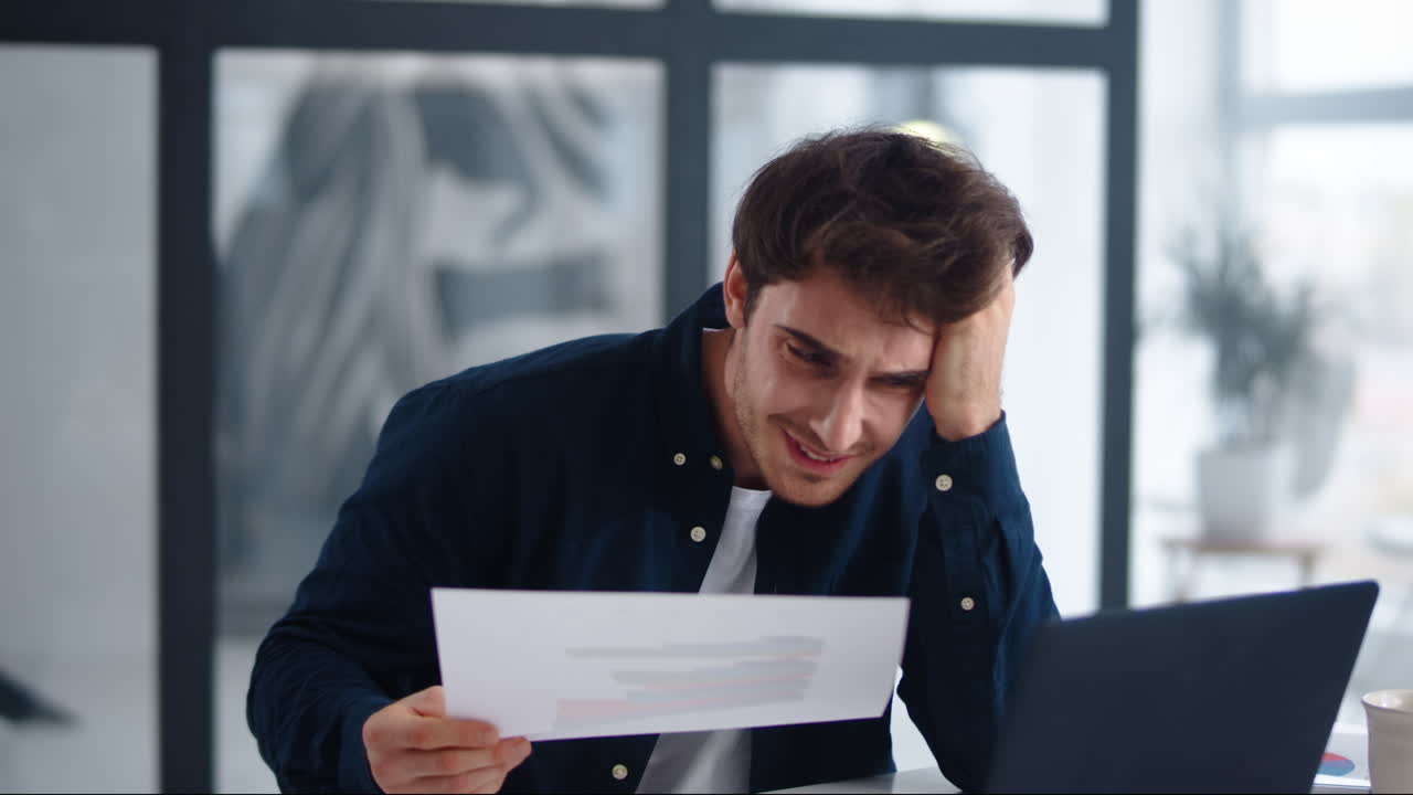 hombre de negocios conmocionado por encontrar errores en los documentos. hombre molesto por obtener malos resultados