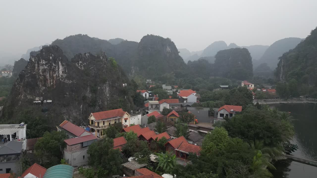 북부 베트남의 산악 지역인 닝닝의 마을 위를 떠다니는 공중 사진