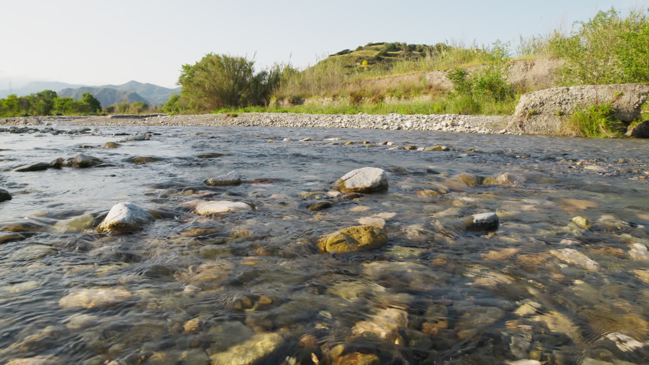 Un fiume d'acqua in Sicilia scorre lentamente in primavera