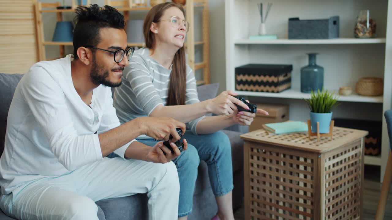 pareja jugando videojuegos en casa