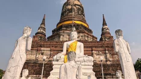 vista estática de las estatuas de buda en ruinas históricas
