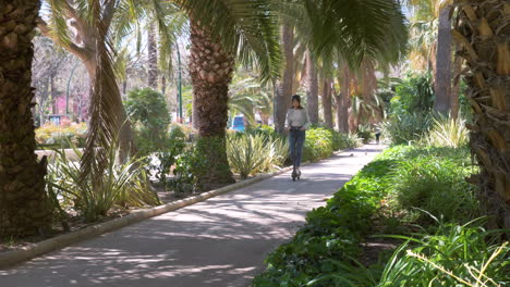 Mujer-Joven-Montando-Scooter-Eléctrico-En-La-Ciudad-En-Un-Día-Soleado-1