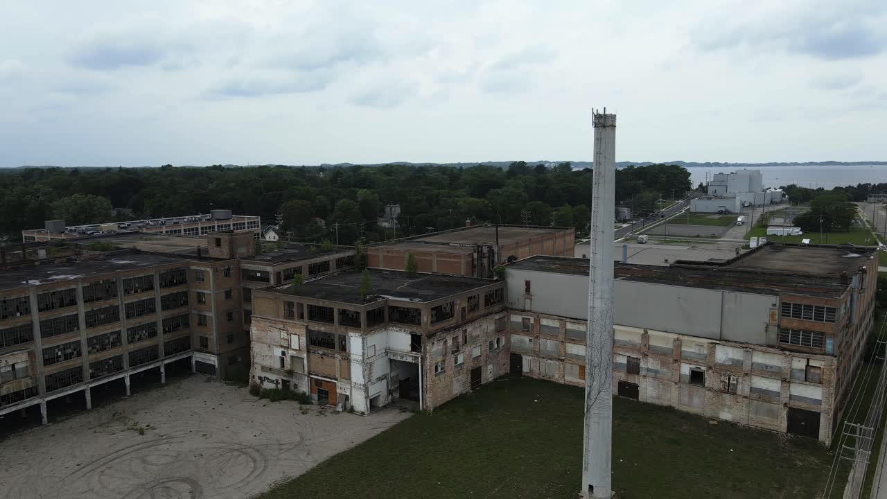 área de fábrica abandonada, movimiento de foque hacia abajo para mostrar piedras empapadas