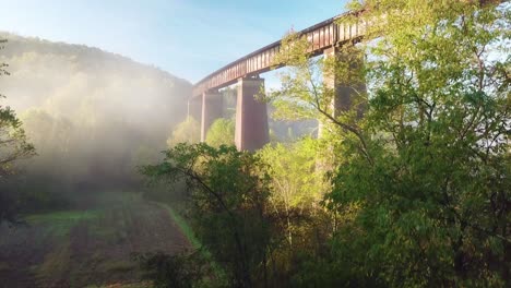 hermosa antena sobre un caballete ferroviario de acero en la niebla en las montañas apalaches de virginia occidental