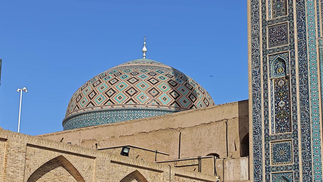 Cupola piastrellata intricata di una moschea storica contro un cielo azzurro limpido