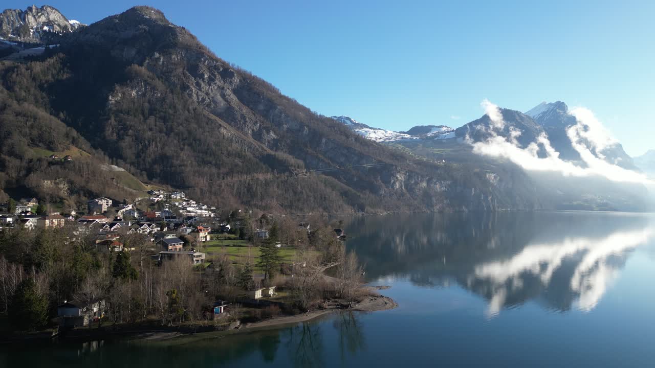 clip de avión no tripulado de montañas y lagos, que muestra el ciclo del agua de evaporación, precipitación en forma de nieve y derretimiento en agua de lago