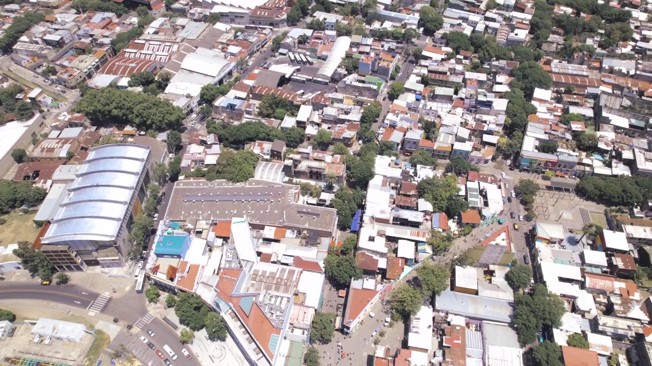 Vista aérea de drone 4K do Caminito em La Boca, Buenos Aires, Argentina. Ruas coloridas, edifícios históricos e uma das atrações culturais e turísticas mais icônicas da cidade.