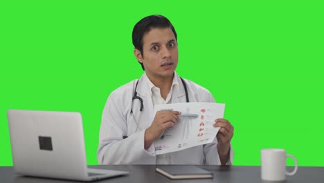 Indischer-Arzt-Erklärt-Dem-Patienten-Den-Medizinischen-Bericht-Auf-Grünem-Bildschirm