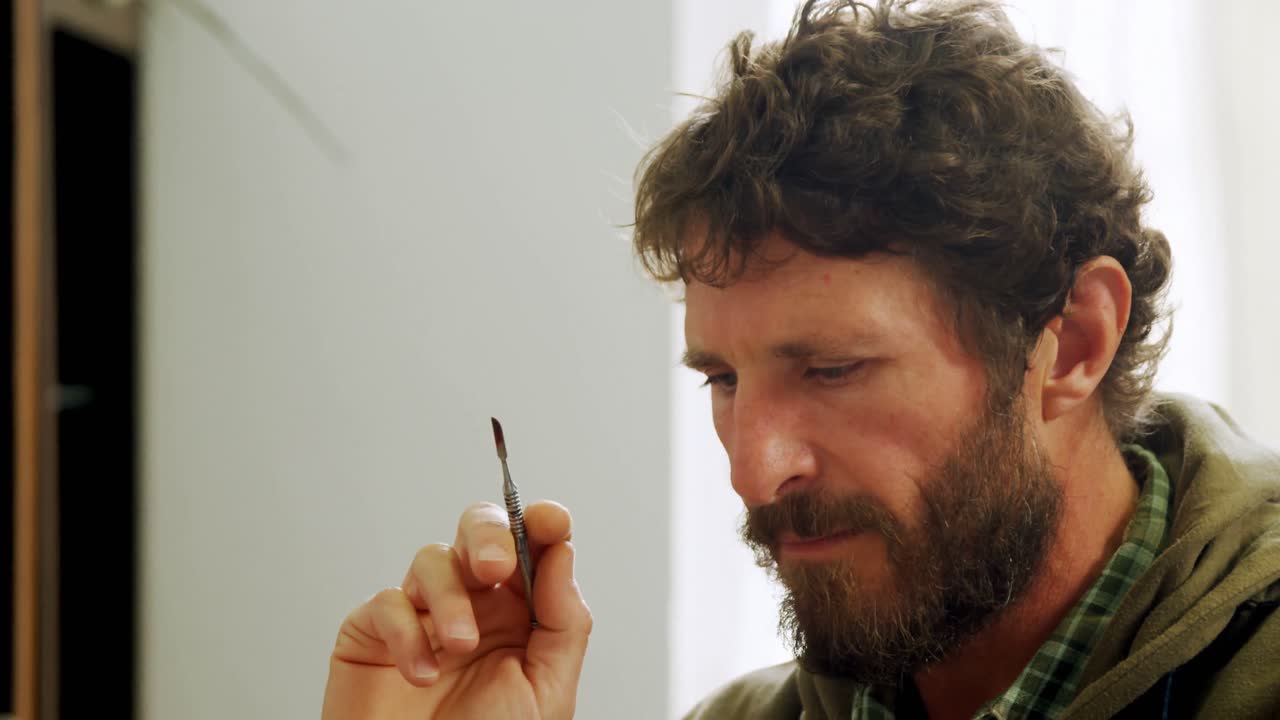 artesano que trabaja en el taller 4k