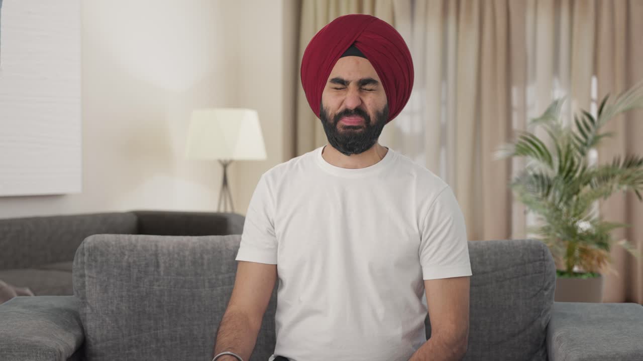 indio sikh hombre indio tomando medicina