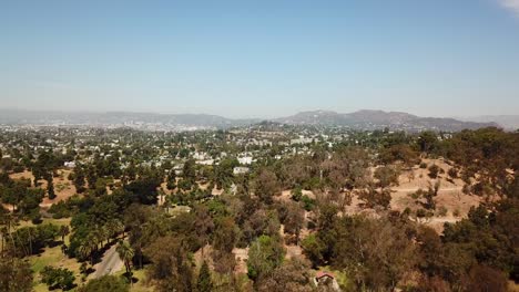 시내 근처의 실버 레이크 (silver lake) 의 언덕과 아메리칸 하우징 지역 (american housing area) 의 숲 나무, 미국 la 교외의 선니 데이 (sunny day)