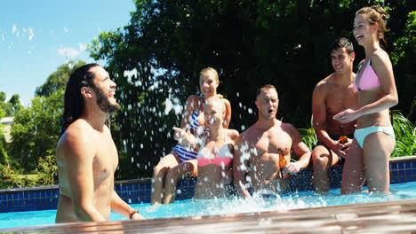 grupo de amigos divirtiéndose en la piscina