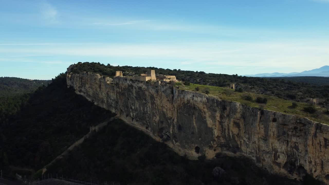 Rovine del castello a picco sulla scogliera