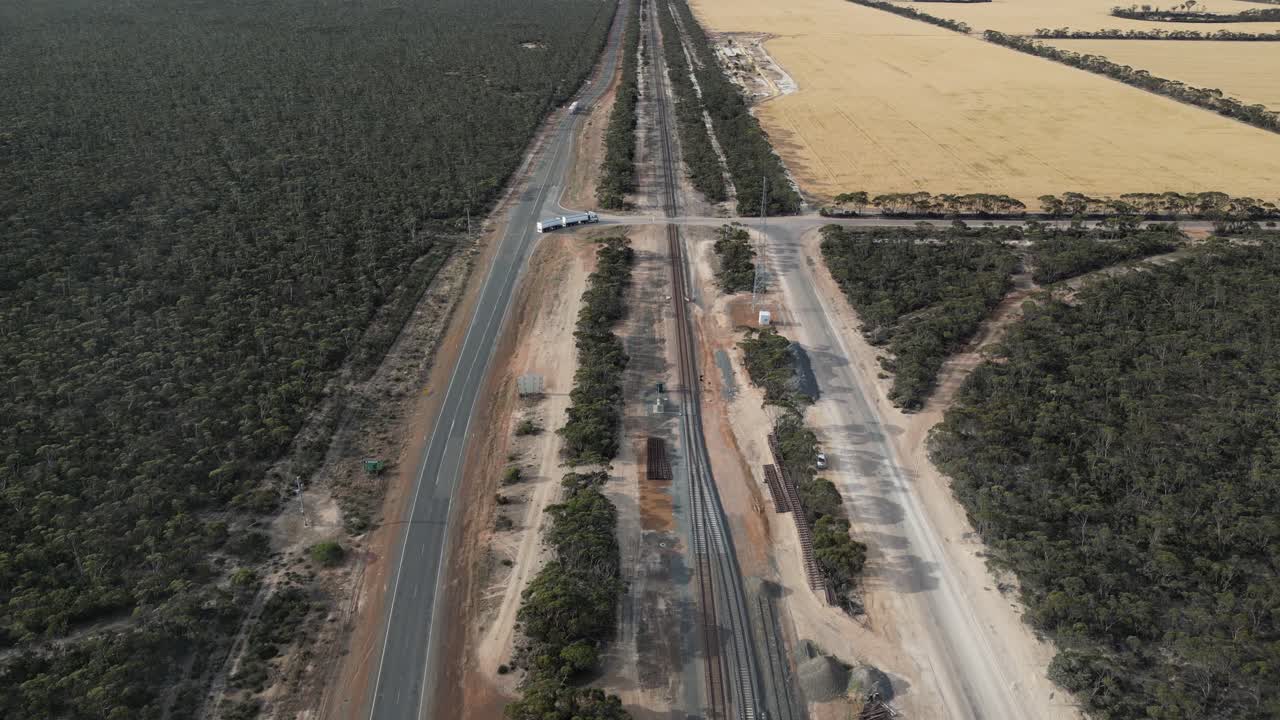 un camión de carga de granos conduciendo por una carretera rural cerca del centro de almacenamiento y distribución, australia occidental