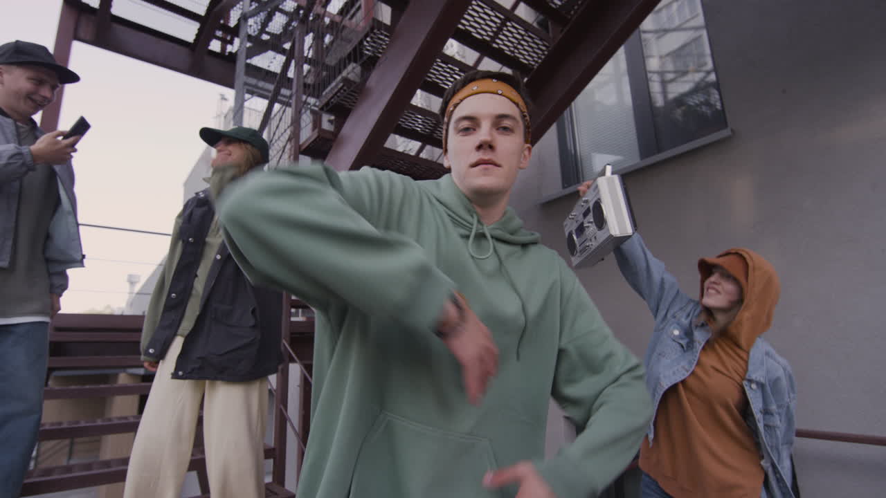 계단에 있는 친구들