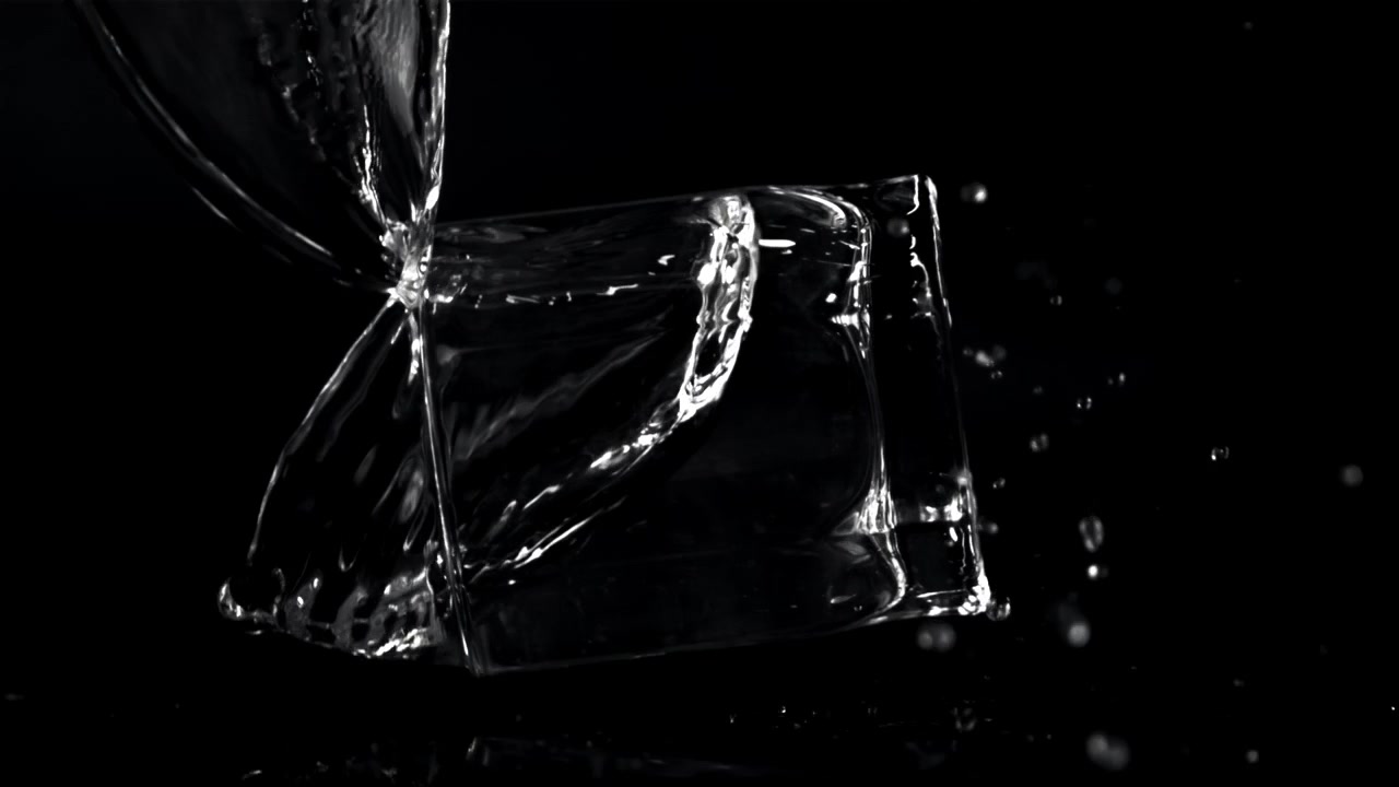 Acqua che si versa in un bicchiere e schizza, al rallentatore