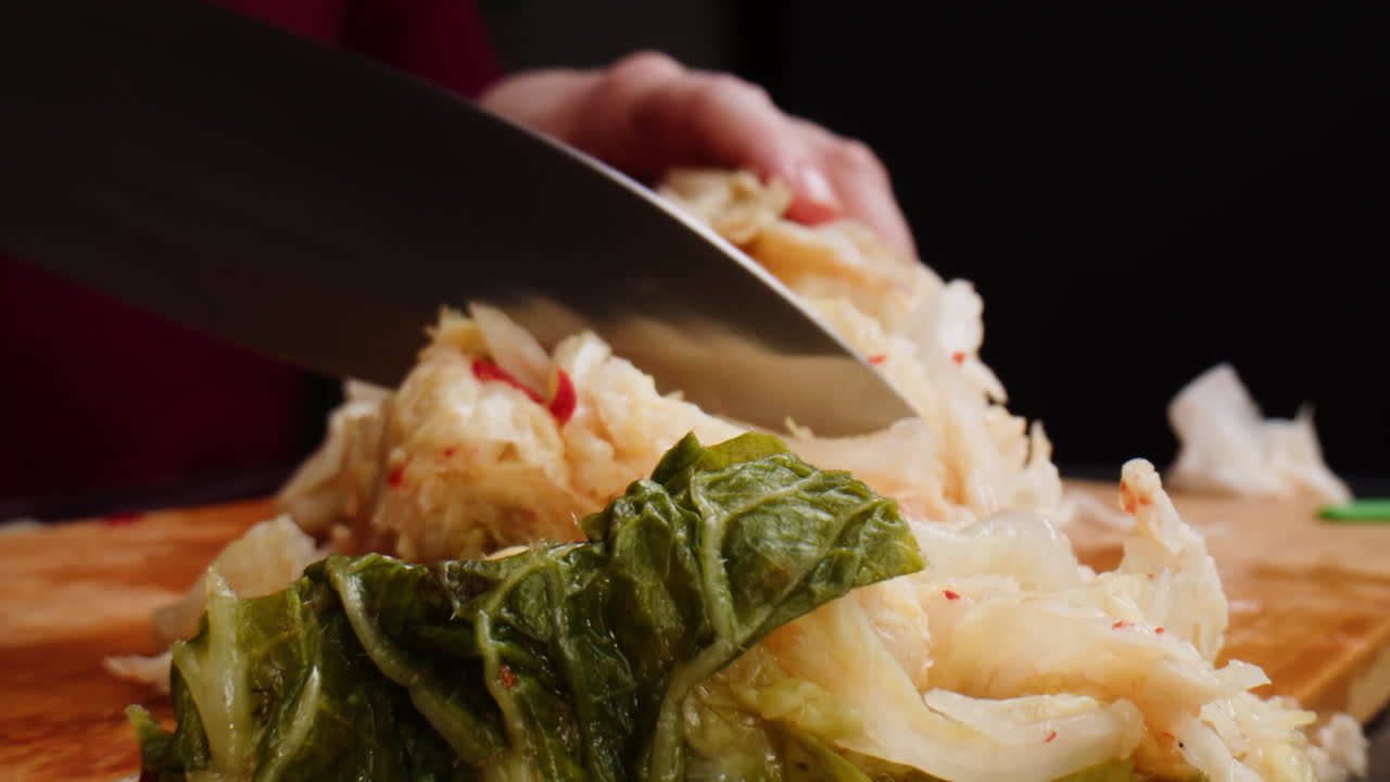 유리 항아리에 채소를 보존하는 캔에서 발효 된 매운 고추 김치의 질의 클로즈업. 향신료와 함께 발효 보존 된 김치 고추 매크로. 아시아 요리. 고품질 4k 영상