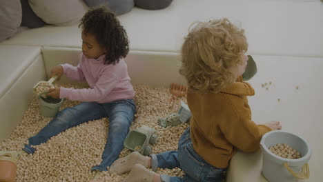 niños pequeños con cubos de madera