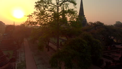 Ruins-of-the-ancient-city-of-Ayuthaya,-old-capital-of-the-Siam-Kingdom