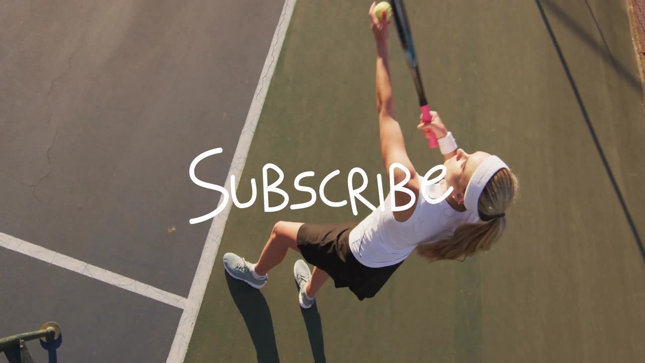 Giocatore che serve una palla da tennis sul campo, animazione con sovrapposizione del testo "Iscriviti"