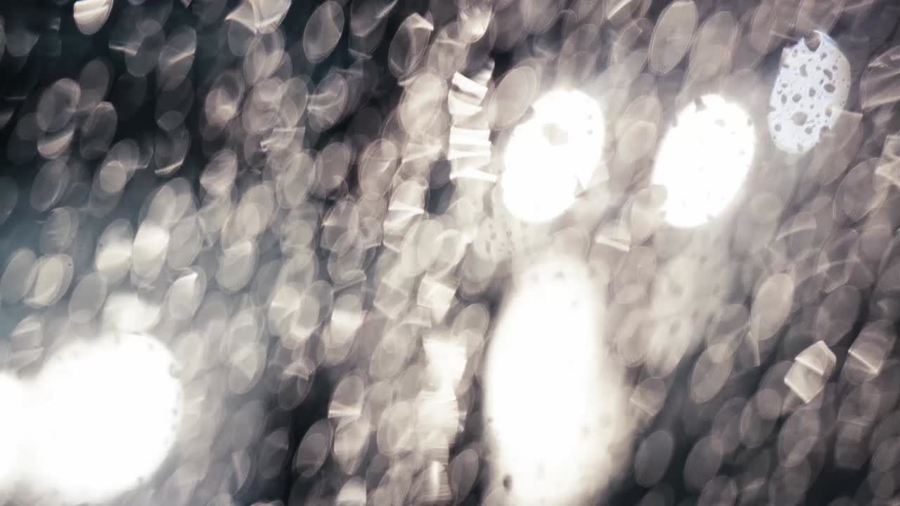 박이는 불빛으로 유리판에 비방울이 떨어집니다.