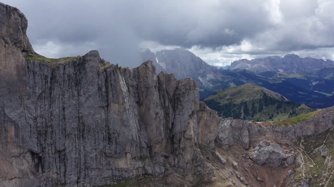 vista aérea de la cresta de seceda en dolomitas italianas, muñeca cinematográfica a la vista