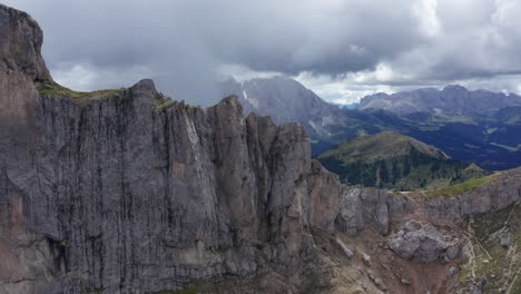 Vista-Aérea-De-La-Cresta-De-Seceda-En-Dolomitas-Italianas,-Muñeca-Cinematográfica-A-La-Vista