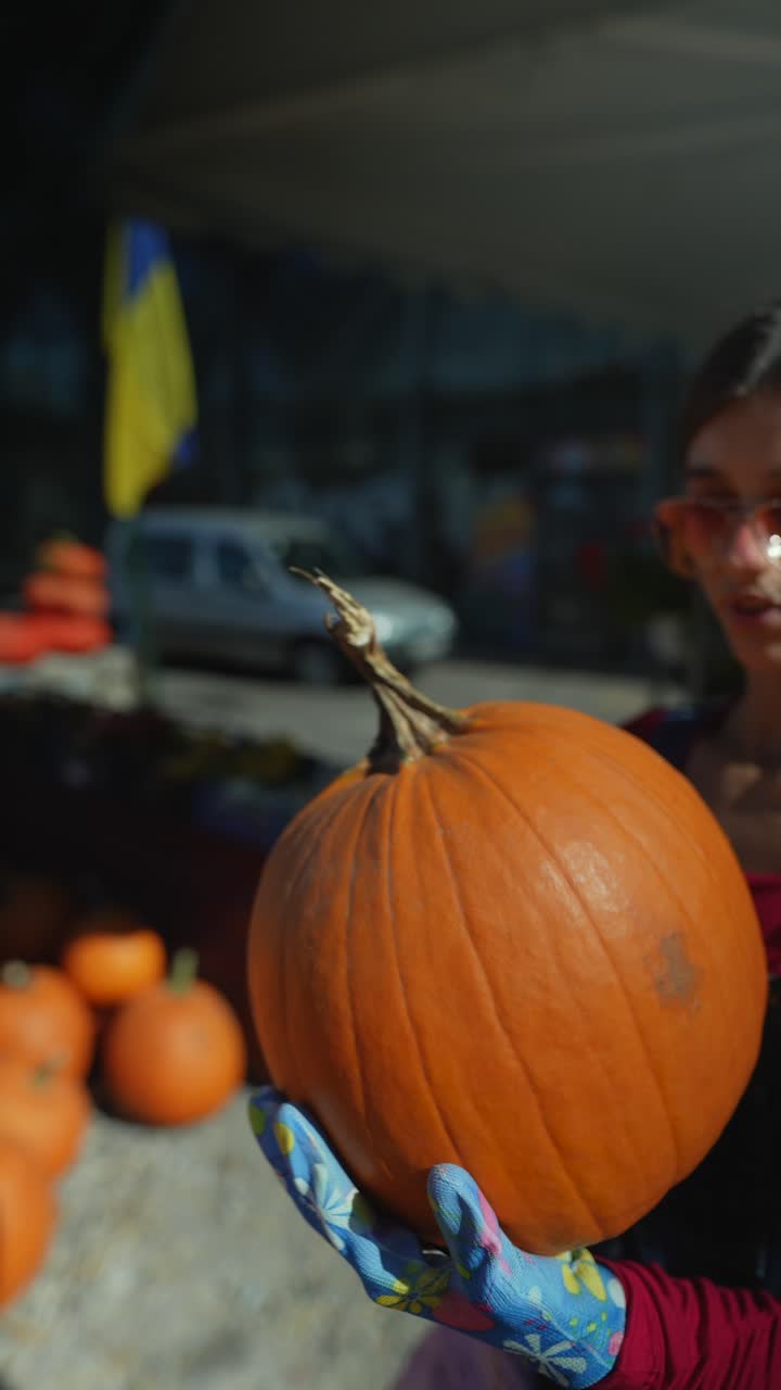 시장 에서 호박 을 점검 하는 여자